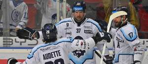 Hokejisté Kladna (zleva) Danielle Audette, Phil Pietroniro a Kelly Klíma oslavují gól Rytířů v extraligovém zápase proti Karlovým Varům
