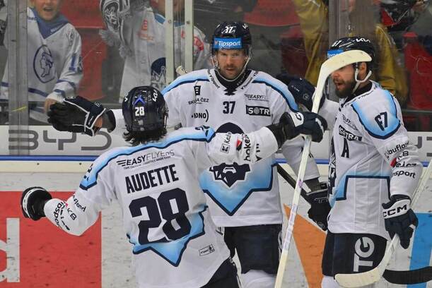 Hokejisté Kladna (zleva) Danielle Audette, Phil Pietroniro a&nbsp;Kelly Klíma oslavují gól Rytířů v&nbsp;extraligovém zápase proti Karlovým Varům