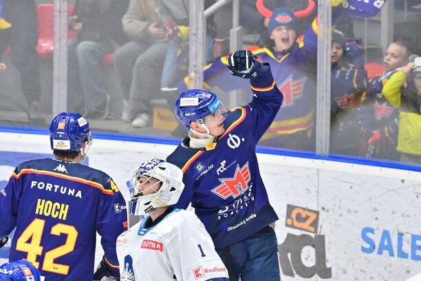Filip Přikryl se v&nbsp;dresu Budějovic raduje z&nbsp;branky do sítě Kladna. Dnes bude stát na druhé straně