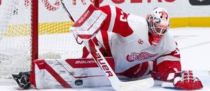 Český brankář Michal Postava chytá puk ve svém 1. zápase v NHL za Detroit Red Wings
