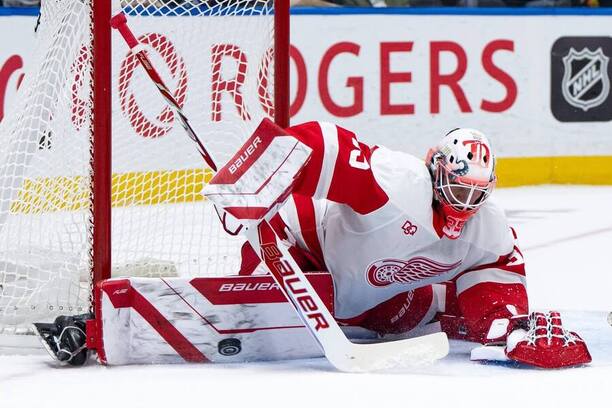 Český brankář Michal Postava chytá puk ve svém 1.&nbsp;zápase v&nbsp;NHL za Detroit Red Wings