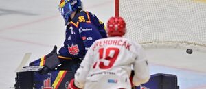 Patrik Hrehorčák z Třince střílí branku Milanu Kloučkovi