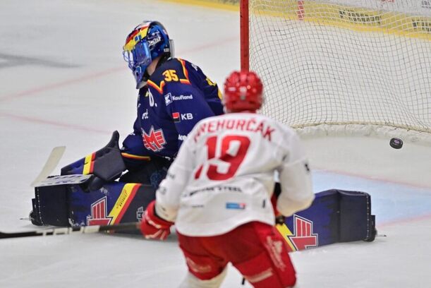 Patrik Hrehorčák z&nbsp;Třince střílí branku Milanu Kloučkovi