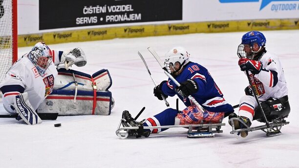 Brankář Martin Kudela, Američan Brett Bolton a&nbsp;Čech Pavel Kubeš v&nbsp;zápase Česka a&nbsp;USA na parahokejovém IPH Cupu v&nbsp;Ostravě
