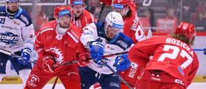 Ondřej Kovařčík (vlevo) z Třince a Tomáš Zohorna z Brna v souboji Ocelářů s Kometou ve 2. kole hokejové Tipsport extraligy 2026/2027