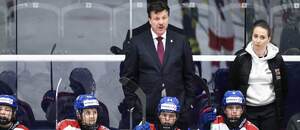 Záběr na českou střídačku, uprostřed hlavní trenér Brian Idalski