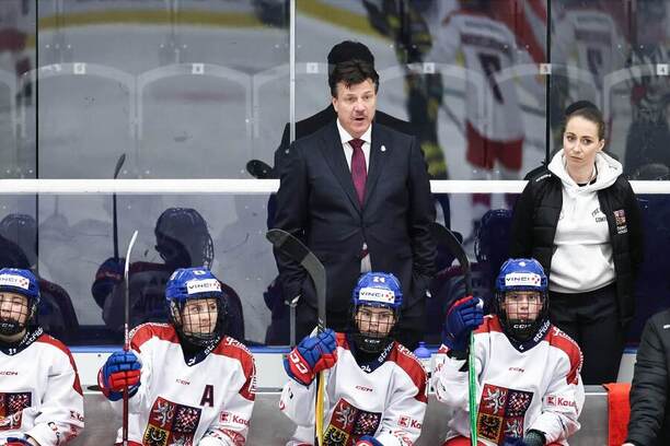 Záběr na českou střídačku, uprostřed hlavní trenér Brian Idalski